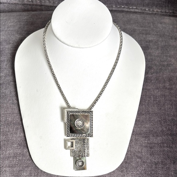 Jewelry - Elegant Silver Tone Geometric Pendant Necklace